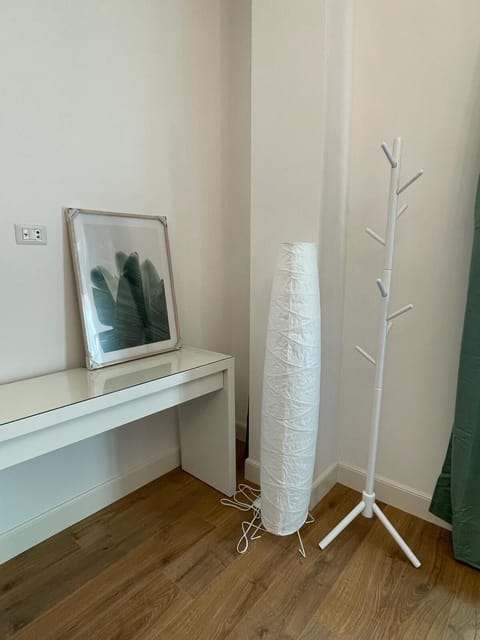 Smart TV, Netflix, toys, streaming services