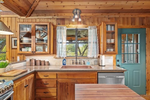 Large copper sink with window overlooking the Frio paradise. 