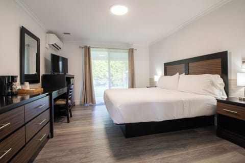 Standard Room (1 King bed- NO PETS) | Individually decorated, individually furnished, iron/ironing board