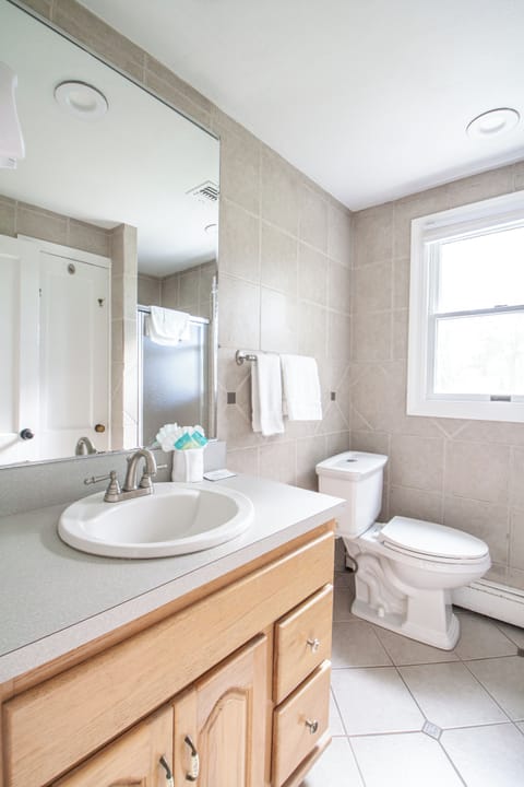 Apartment, 2 Bedrooms | Bathroom | Combined shower/tub, free toiletries, hair dryer, towels