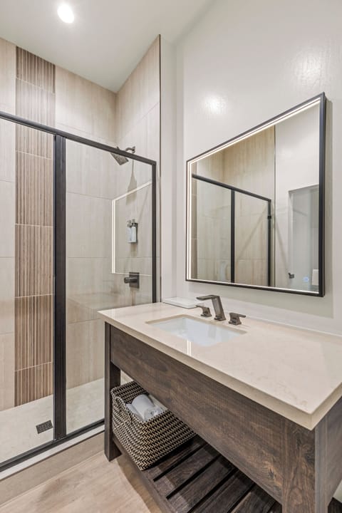 Double Queen Room | Bathroom | Shower, rainfall showerhead, designer toiletries, hair dryer