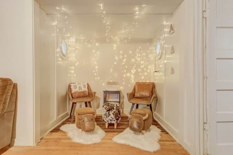 Discover a Lovely Reading Nook! Delight in Your Favorite Books with Loved Ones, Surrounded by a Beautiful Ambiance and Comfort.