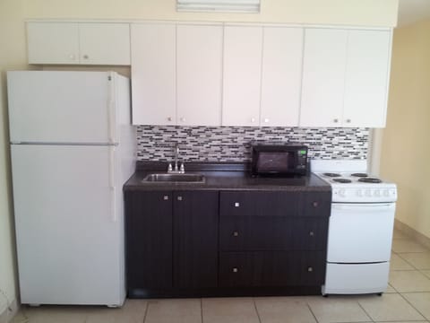 Comfort Studio, 1 King Bed, Kitchen | Private kitchen | Fridge, microwave, coffee/tea maker