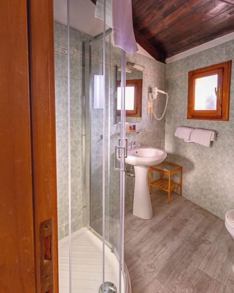 Superior Room | Bathroom | Free toiletries, hair dryer, towels, toilet paper