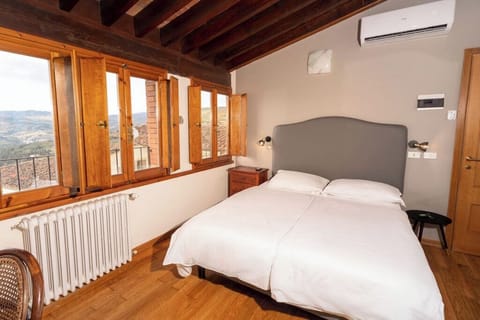 Standard Triple Room | Desk, iron/ironing board, free WiFi, bed sheets