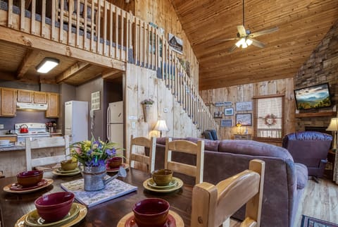 Cabin in the Smokies "Autumn Colors" - Dining area and living room