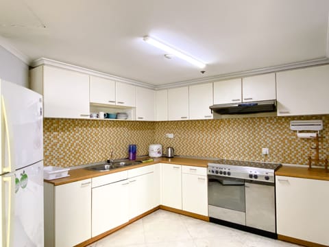 Apartment | Private kitchen | Oven, stovetop, rice cooker, dining tables
