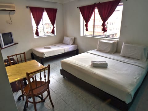 Deluxe Triple Room | Desk, iron/ironing board, rollaway beds, free WiFi