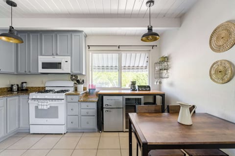 Cook up your favorite dishes in this bright, modern kitchen where everything is right at your fingertips ☀️