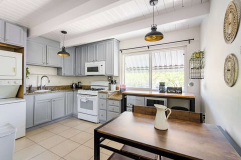 From quick breakfasts to family dinners, this kitchen is ready to make every meal memorable 🍽️