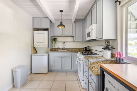 Tuck yourself into this cozy kitchen corner and feel instantly at home 🏡
