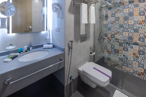 Separate tub and shower, jetted tub, hair dryer, towels