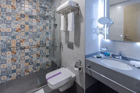 Separate tub and shower, jetted tub, hair dryer, towels