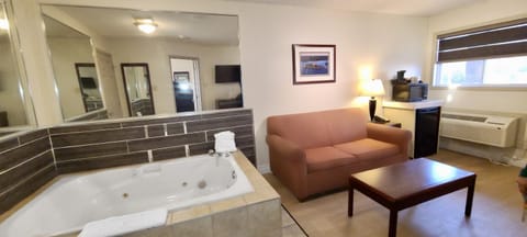 Deluxe Suite, 1 King Bed | Pillowtop beds, desk, laptop workspace, free WiFi