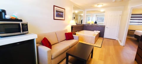 Deluxe Suite, 1 King Bed | Pillowtop beds, desk, laptop workspace, free WiFi