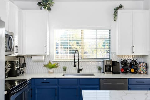 Fully equipped kitchen equipped with microwave, stove, oven, fridge, coffee machine, complimentary coffee, toaster, and more. 🍽️