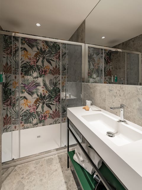 Junior Studio Suite | Bathroom | Shower, hair dryer, bidet, towels