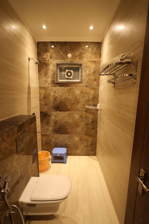 Deluxe Room | Bathroom | Rainfall showerhead, free toiletries, hair dryer, slippers