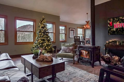 Enjoy holiday memories by a warm fire with panoramic mountain views!