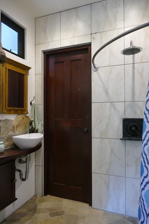 Economy Double Room | Bathroom | Shower, rainfall showerhead, hair dryer, towels