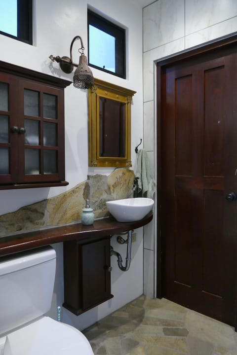 Economy Double Room | Bathroom | Shower, rainfall showerhead, hair dryer, towels