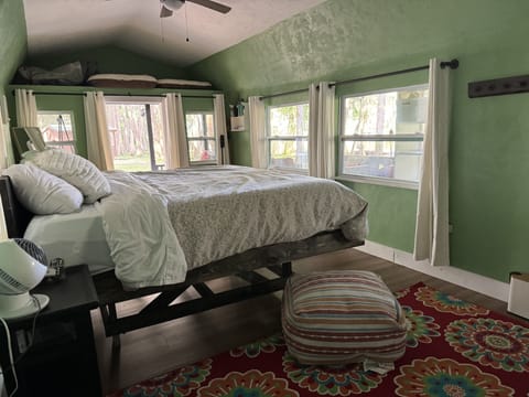 Comfort Cabin | Desk, bed sheets