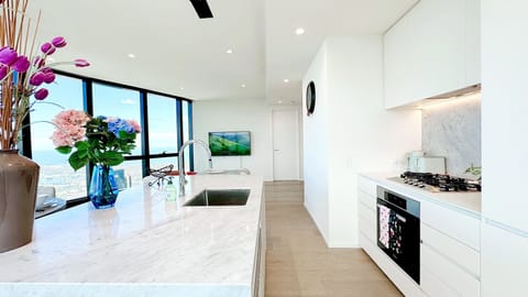 City Apartment, 3 Bedrooms, Ocean View | Private kitchen