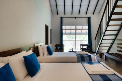 Family Room, 1 King Bed, Pool View | Minibar, in-room safe, desk, laptop workspace