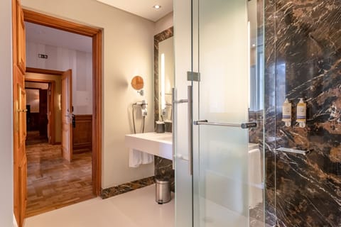 Suite (Praca do Comercio, King Size Bed) | Bathroom | Designer toiletries, hair dryer, bathrobes, slippers