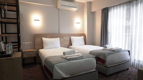 Standard Room, Accessible | Premium bedding, minibar, desk, laptop workspace