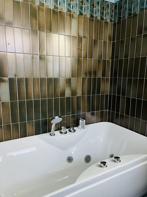 Comfort Double Room, Park View | Bathroom | Free toiletries, hair dryer, towels, soap