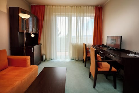 Deluxe Apartment, Balcony | Hypo-allergenic bedding, minibar, in-room safe, laptop workspace