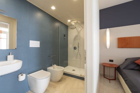 Exclusive Studio Suite | Bathroom | Shower, rainfall showerhead, free toiletries, hair dryer