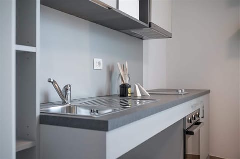 Full-size fridge, oven, cookware/dishes/utensils