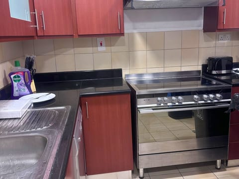 Full-size fridge, microwave, oven, stovetop