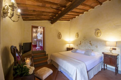 Bedroom 15: A charming room with a double bed, en-suite bathroom, air conditioning, a Smart TV, and Wi-Fi. Enjoy a warm and inviting atmosphere with views of the rolling Tuscan hills.