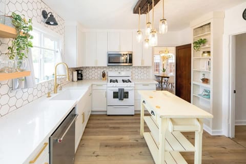 Newly remodeled, fully equipped kitchen