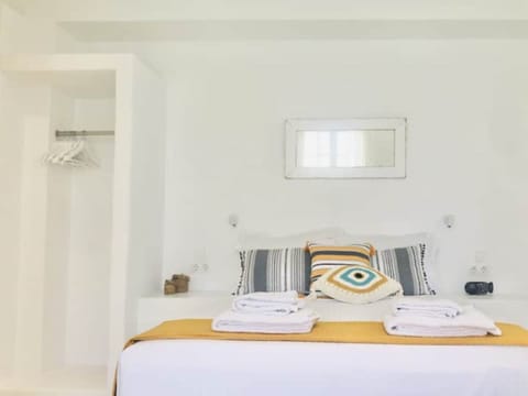 Casa Evriali: a seafront 1st floor studio in Naoussa, Paros - the double bed