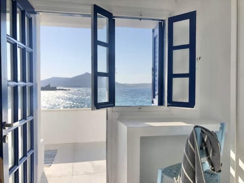 Casa Medusa: a seafront studio in Naoussa - the work station