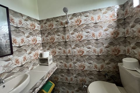 Family Villa, Kitchen | Bathroom | Shower, rainfall showerhead, towels