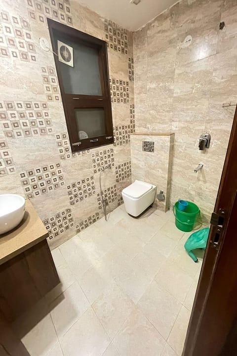 Classic Double Room | Bathroom | Shower, rainfall showerhead, free toiletries, hair dryer