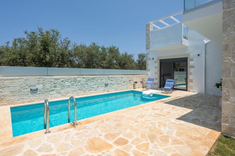 Seasonal outdoor pool, pool umbrellas, sun loungers