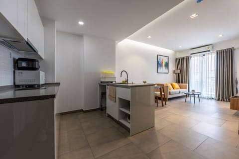 Deluxe Apartment | Private kitchen | Fridge, cookware/dishes/utensils