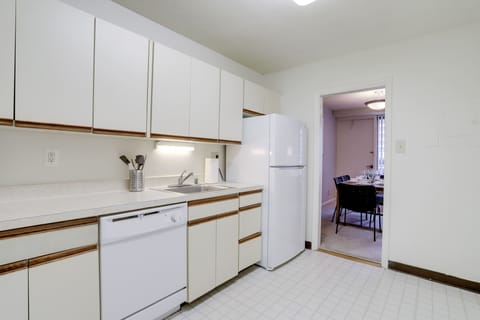 Deluxe Apartment | Private kitchen | Fridge, microwave, oven, stovetop