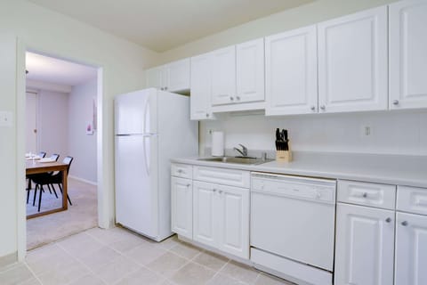 Deluxe Apartment | Private kitchen | Fridge, microwave, oven, dishwasher