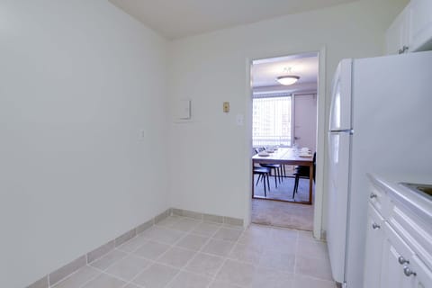 Deluxe Apartment | Private kitchen | Fridge, microwave, oven, dishwasher