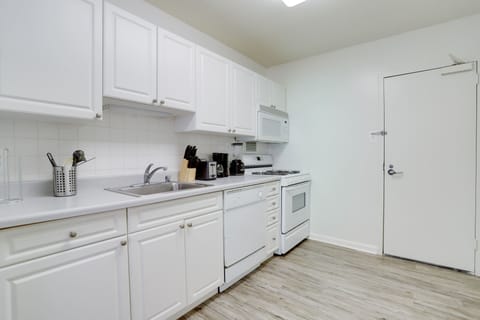 Deluxe Apartment | Private kitchenette | Fridge, microwave, oven, dishwasher