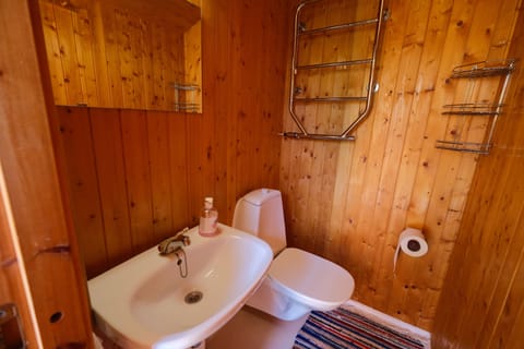 Basic Cabin | Bathroom