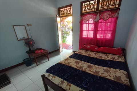 Economy Double Room | Desk, free WiFi, bed sheets