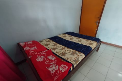 Economy Double Room | Desk, free WiFi, bed sheets